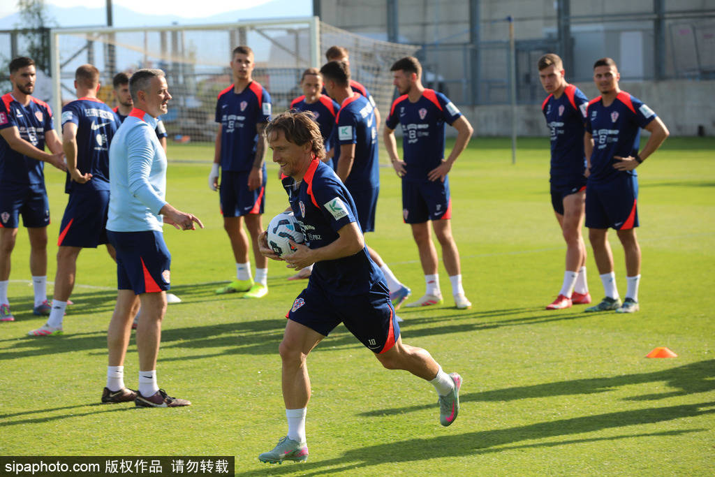 39岁魔笛官宣加盟AC米兰！莫德里奇告别皇马开启意甲传奇